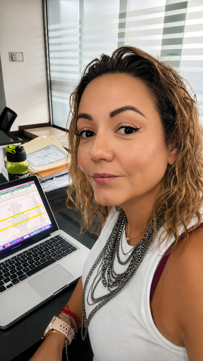 Cristina Strédel trabajando frente a su computadora